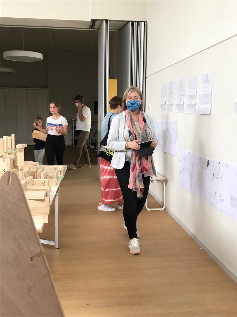 Le stage s'est clôturé en présence de Mme Stéphanie Scailquin, Echevine de l'Urbanisme, de l'Attractivité urbaine et de l'Emploi de la Ville de Namur