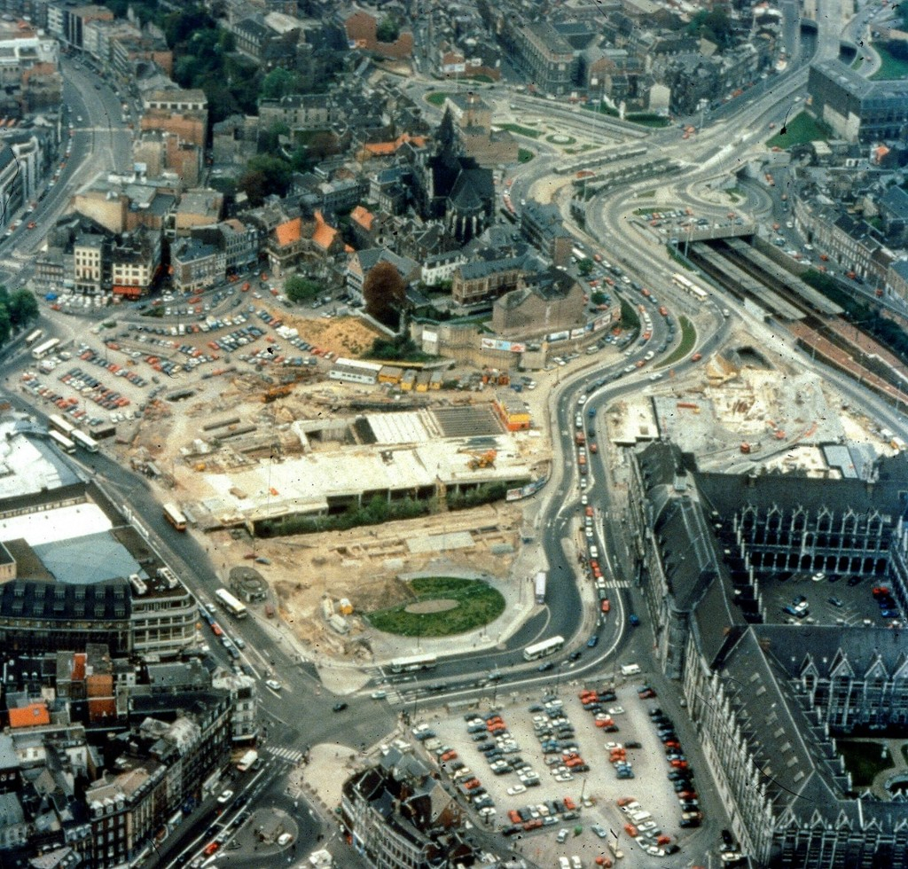 Vue des fouilles archéologiques de la place Saint-Saint-Lambert (campagne 1977-1984), avec en arrière-fond la « pointe » du Mont Saint-Martin (© ULg)