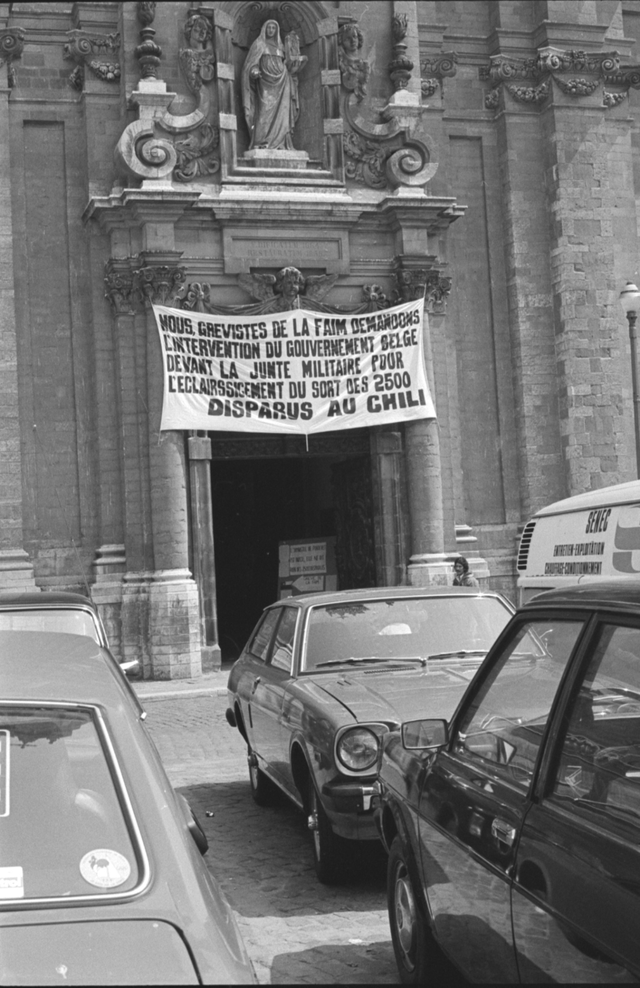 Photographie de la grève de la faim au Béguinage pour la libération des prisonnier·e·s politiques chiliens. Image issue de la collection Juan Agost.
