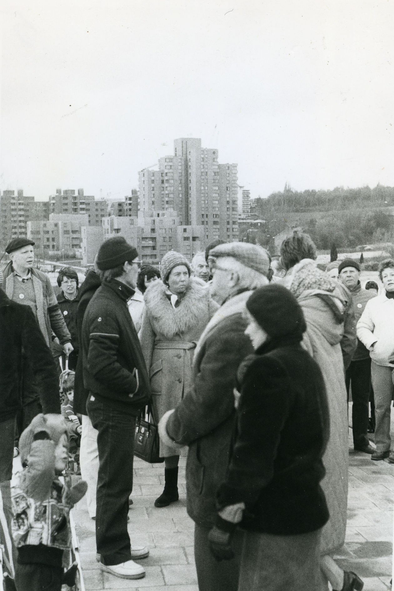 Photographie de l’Avenue de Versailles dans les années 1970, montrant les immeubles de la cité-parc et les voisins. Image issue des collections de Erfgoedbank Brussel