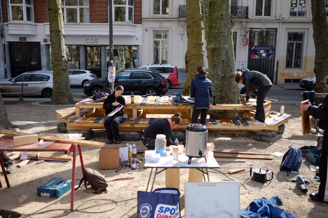 Chantier participatif : co-construction du mobilier urbain avec des matériaux de réemploi