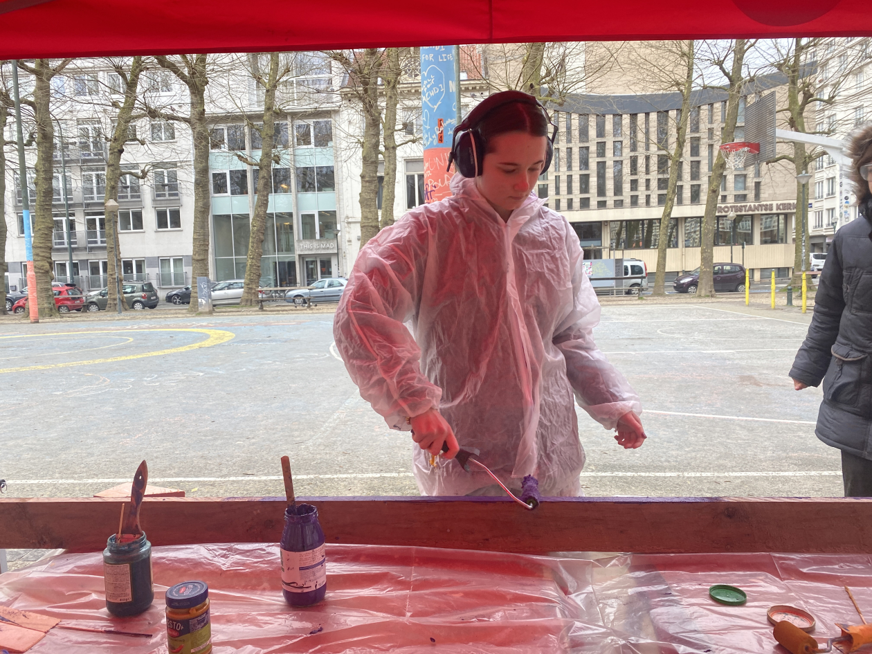 Habillage écologique : application de la peinture par les participantes
