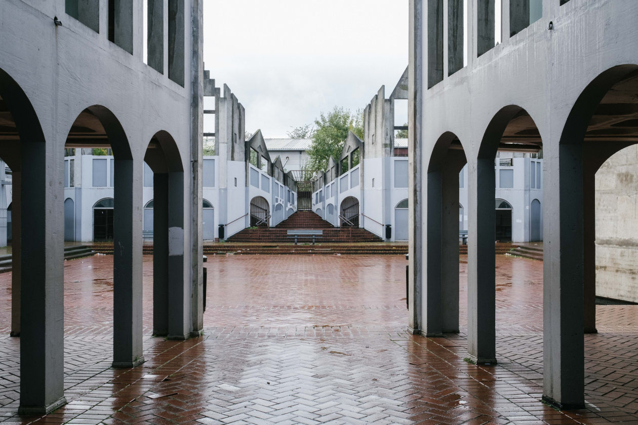 COUR DE L'ÉCOLE D'ENSEIGNEMENT SPÉCIALISÉ DE QUAREGNON - MIMESIS 222 - PHOTO D'ÉLISE HELM