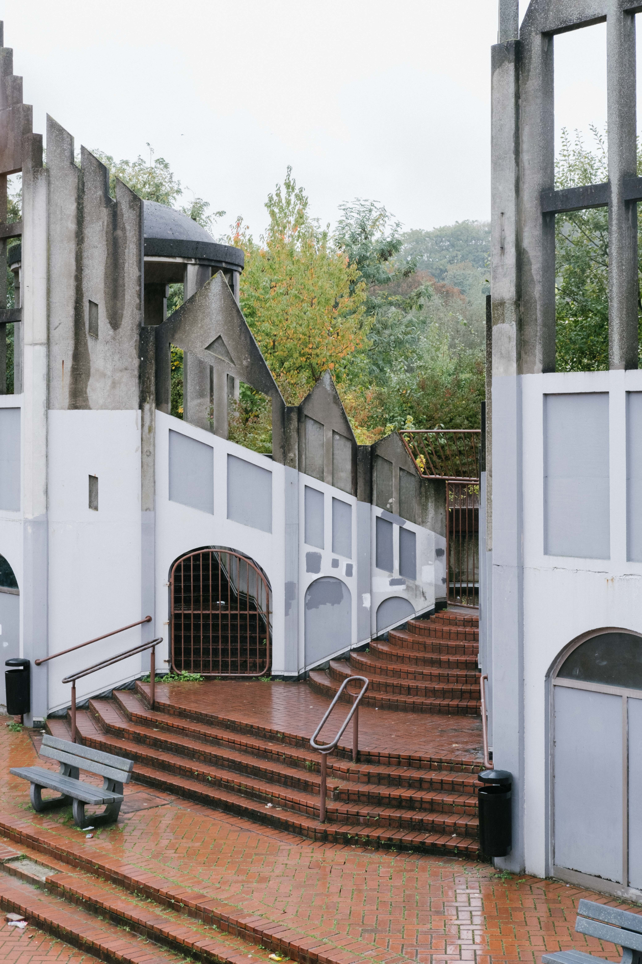 COUR DE L'ÉCOLE D'ENSEIGNEMENT SPÉCIALISÉ DE QUAREGNON - MIMESIS 222 - PHOTO D'ÉLISE HELM