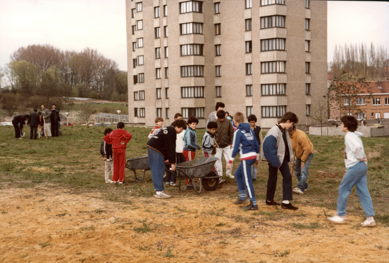 Années 1990, construction du terrain de football à Versailles. Enfants du quartier, travailleur·se·s sociaux et parents présents. Photographie issue de la collection de la famille Brito-Pinto Ramirez.