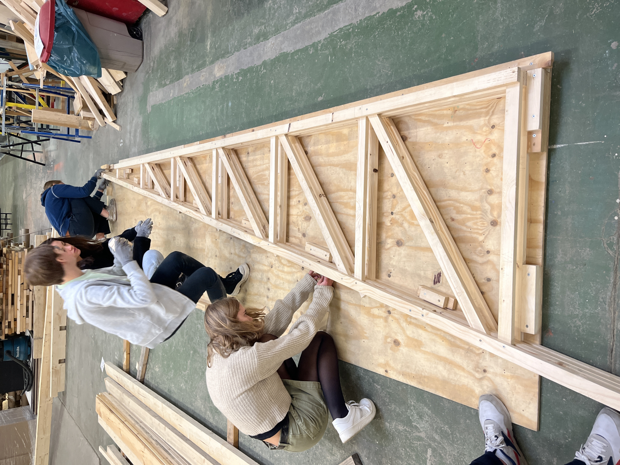 Constructions Simples -UCL - Préfabrication de la charpente de la serre  