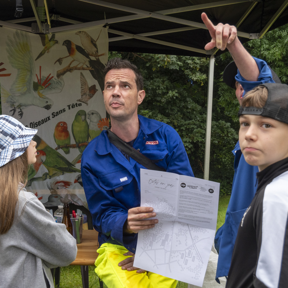 Moment d'explication du projet d'inventaire du territoire grace au carnet de bord "Cité en jeux"