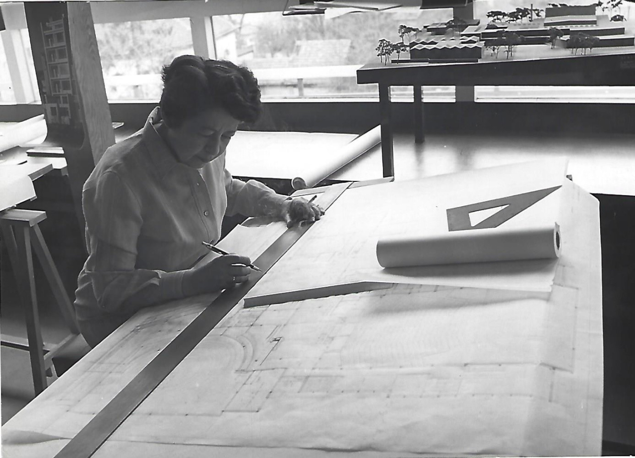Simone Guillissen-Hoa dans son bureau, Rue Langeveld, Uccle, Bruxelles, 1970 Roularta Media Group NV_SA – Femmes d'Aujourd'hui – photographe Roland d'Ursel, Fonds Simone Guillissen-Hoa
