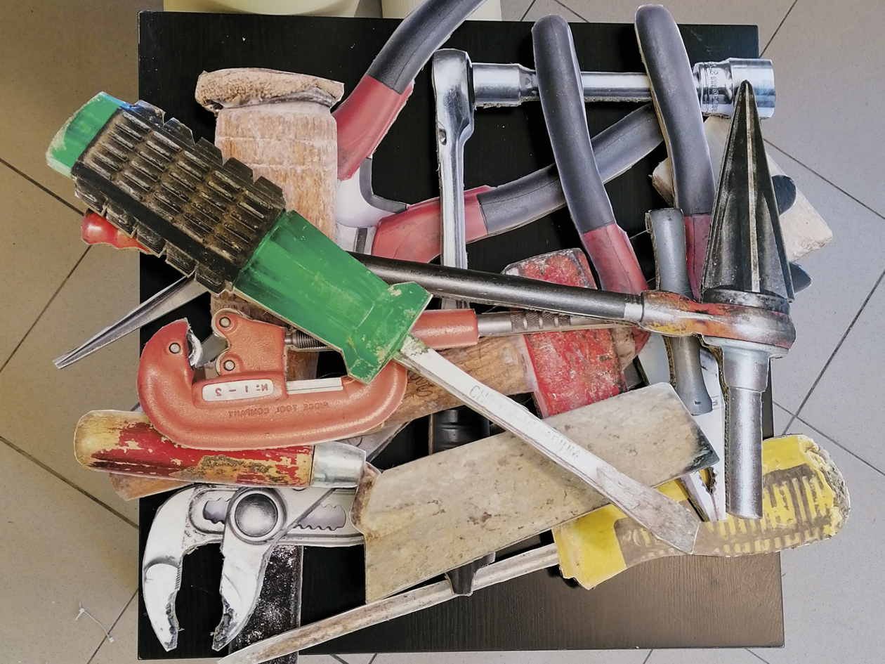 « Making-Off », Zoom sur les outils photographiés aux Arts et métiers, imprimés et découpés sur carton pour être utilisés comme accessoires pour les mises en scène du studio photo.