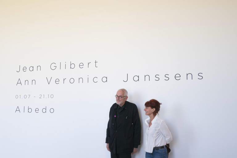 Exposition « ALBEDO », MACS, Grand Hornu, 2018, Ann Veronica Janssen & Jean Glibert en dialogue avec Denis Gielen, directeur du MACS © Julien Foucart